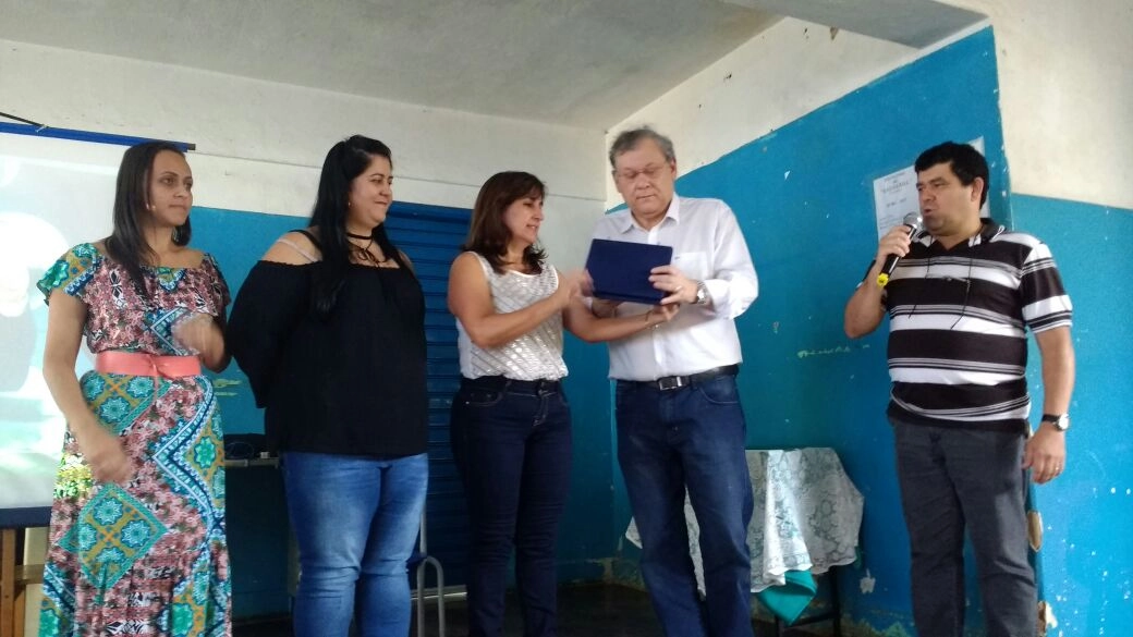 Milton Neves sendo homenageado pela Escola Estadual Cesário Coimbra, em Muzambinho, no dia 2 de dezembro de 2016. Foto: muzambinho.com