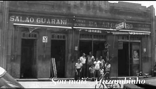 Lado a lado, o Salão Guarani (Barbearia) e o Bazar Pires, em Muzambinho