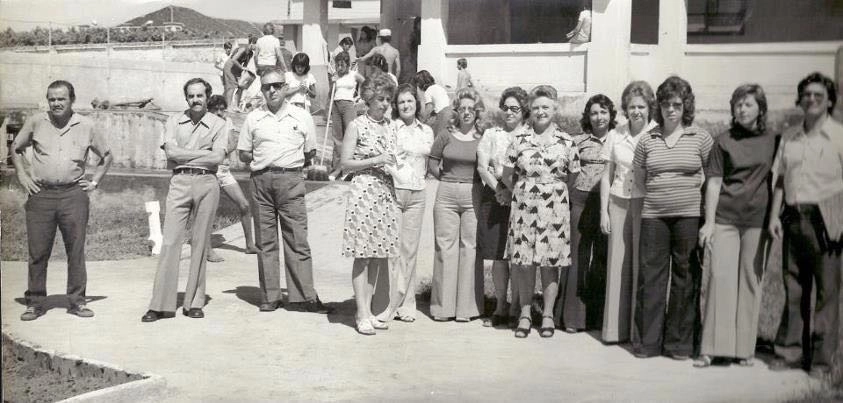 Marcio Vieira Gomes (o Delega), primeiro da esquerda para a direita, com amigos e diversas professoras de Muzambinho nos anos 70