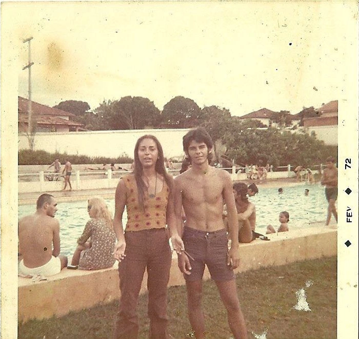 Paulinho, sobrinho de Ivan Surdão, acompanhado de moça não identificada, em linda imagem de fevereiro de 1972, junto à piscina em praça de Muzambinho-MG