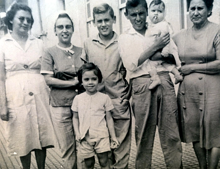 Da esquerda para a direita, Carmen Fernandes Neves (mãe de Milton), Margarida Neves, Milton Neves, Homero Neves segurando o primo Celso e por último a vovó Isolina. A pequena garota à frente é Maísa (prima de Milton e Homero), reunidos em 1961, em Muzambinho (MG)