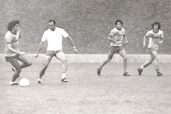 Da esquerda para a direita: Jorge Luiz é marcado por Procópio, então treinador interino, observados por Betão e Maxwell.