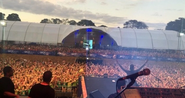 A cantora Claudia Leitte no Palco da Folia, em Muzambinho, no dia 7 de fevereiro de 2016, animando o Carnaval da cidade mineira. Foto: UOL