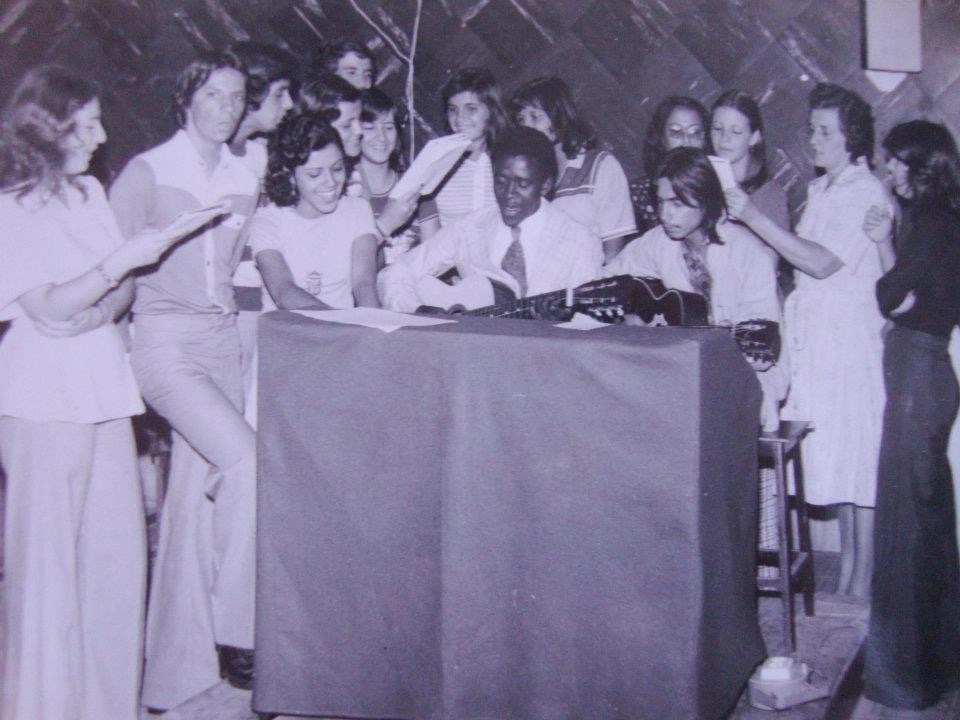 O saudoso Zulu, cantando e tocando violão durante festa em Muzambinho-MG