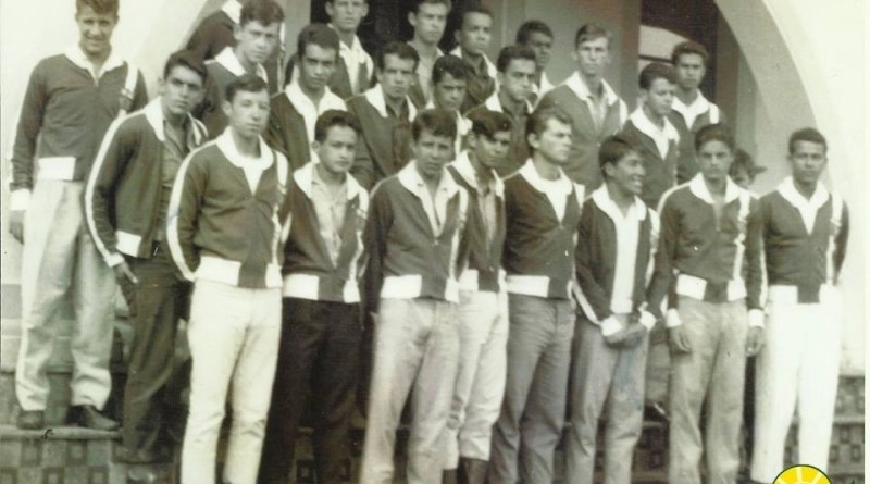 Alunos da Escola Agrotécnica de Muzambinho (décadas de 60 e 70). Com: Joelson Gama Rodrigues, João Nelson G. Rios, Armando Rabelo, Carlos Tadeu Melo, Antonio Mesquita, Francisco Gontijo, Gilberto Menezes, Charlaine Bacha Gaspar, Mauro Vitor Melo, Marco Antonio da Conceição Giriza, Lacir Dutra, Valdomiro Teixeira, Mauro Incrocci, Vitor Hugo Nascimento,Tião Lacraia, Francisco Letieri e Lucas Farias Gomes. Foto: soumaismuzambinho.com.br