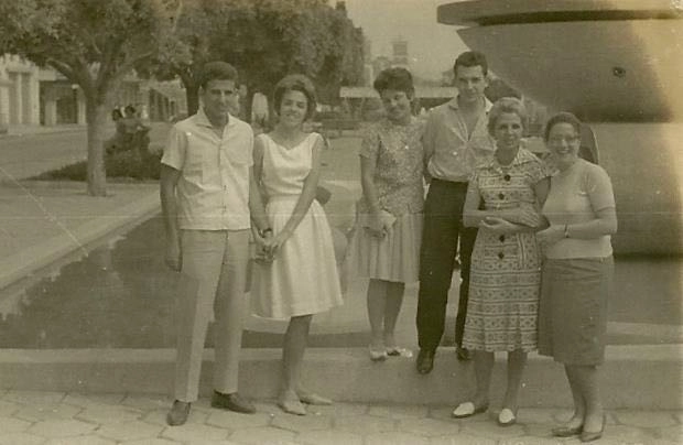 Nos anos 60, os dois primeiros são Jairo Rondinelli ao lado de sua esposa Estela. Depois, uma irmã de Jairo. A penúltima é a mãe de Jairo. Eles estão à frente da antiga fonte luminosa de Muzambinho-MG