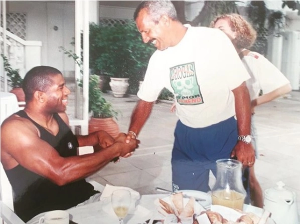 Registro de um encontro que aconteceu nos anos 2000 entre Júnior e Magic Johnson. (Foto: Reprodução - Instagram @junior_maestro_5)