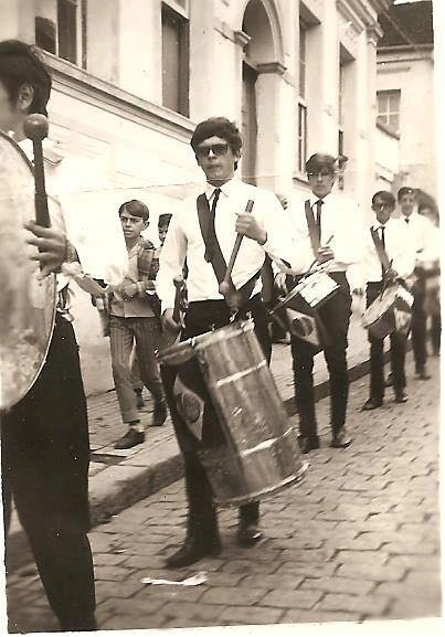 Na fanfarra de Muzambinho nos ano 60, de óculos, à frente, está Marinho Martiniano e, atrás dele, Esquilo