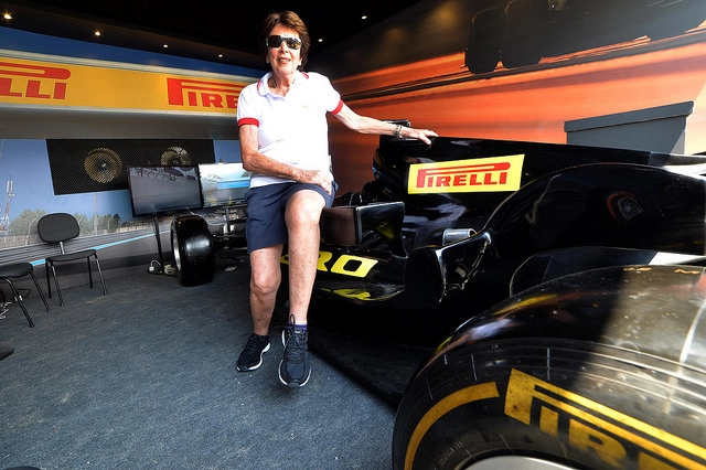 Junto a um carro/simulador de Fórmula 1, no estande da Pirelli durante o torneio de tênis Rio Open, em 19 de fevereiro de 2016. Foto: Divulgação/Pirelli
