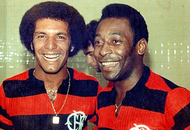 No melhor estilo capacete, Júnior tirou foto com Pelé no vestiário do Maraca no dia em que o rei vestiu a camisa do Mengão, em 1979