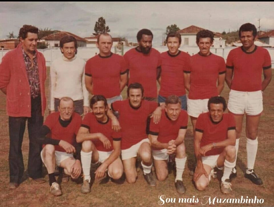 Equipe de Muzambinho nos anos 70 para mais um jogo no Estádio Prof. Antônio Milhão. Em pé, da esquerda para a direita, o quarto é Camila. Foto: soumaismuzambinho.com.br