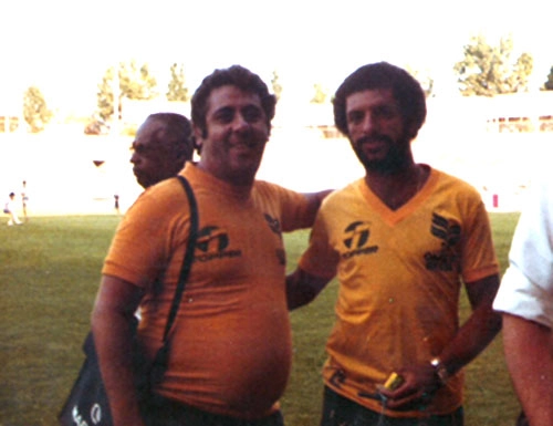 Na concentração da Seleção Brasileira, na Copa de 1982, o lateral-esquerdo Júnior e o torcedor símbolo do mundial da Espanha, Natan Pacanowski, o 