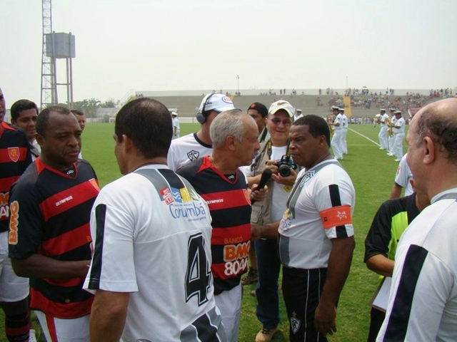 Alex Carvalho ao fundo entrevistando Júnior e Cláudio Mineiro. Foto enviada por Alex Carvalho