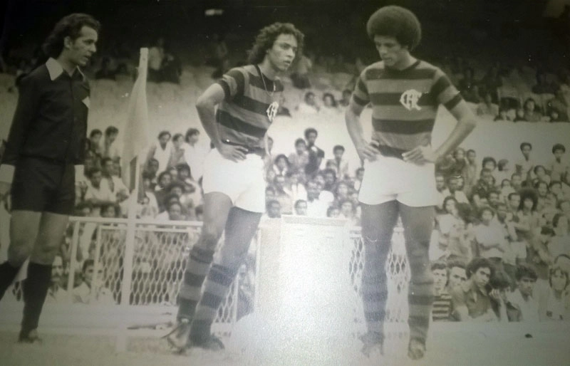 No centro do gramado, Silvinho conversa com Júnior, em jogo do Flamengo. Foto enviada por Santanna