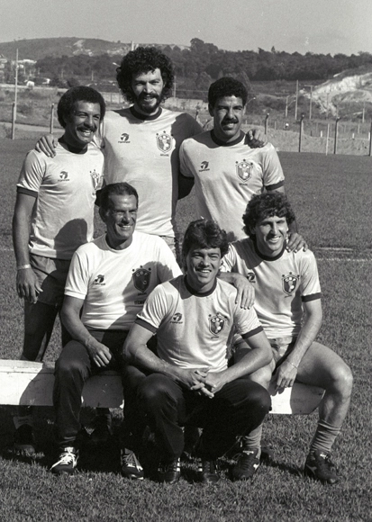 Preparando-se para a Copa da Espanha, em 1982. Em pé, Júnior, Sócrates e Cerezo. Sentados: Telê Santana, Edinho e Zico. Reprodução/In My Ear