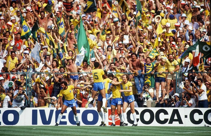 Júnior, Cerezo (camisa 5), Sócrates (encoberto), Zico e Falcão, comemoram gol na Copa da Espanha, em 1982. Reprodução/In My Ear