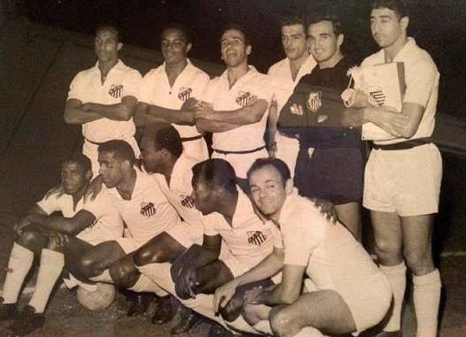 Equipe do Santos na década de 60. Em pé, da esquerda para a direita: Geraldino, Lima, Dalmo, Calvet, Silas e Mauro Ramos de Oliveira. Agachados: Dorval, Mengálvio, Coutinho, Pelé e Pepe. Foto: ASSOPHIS (Associação dos Pesquisadores e Historiadores do Santos Futebol Clube 