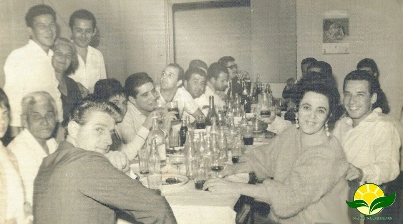 Amigos reunidos em Muzambinho em 1966. Entre outros, à mesa: Joaquim Alves e filhos, Marlene Alegretti, Lua, Cazinho e Pavão. Foto de Nenê Pampa/site soumaismuzambinho.com.br