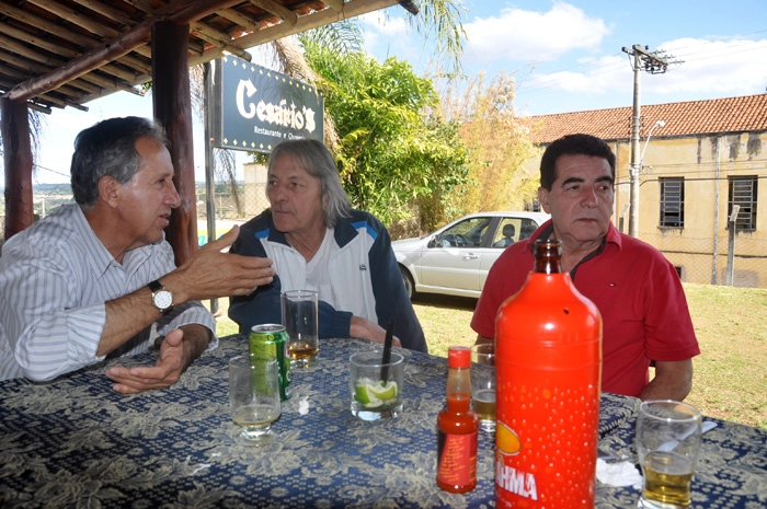 Caipirinhas e Brahma gelada no Cesário´s Restaurante e Choperia, em Muzambinho-MG. Da esquerda para a direita estão Marco Antonio Villas Boas, Ruy Evilásio e Nenzinho. Foto enviada por Cláudio Portugal