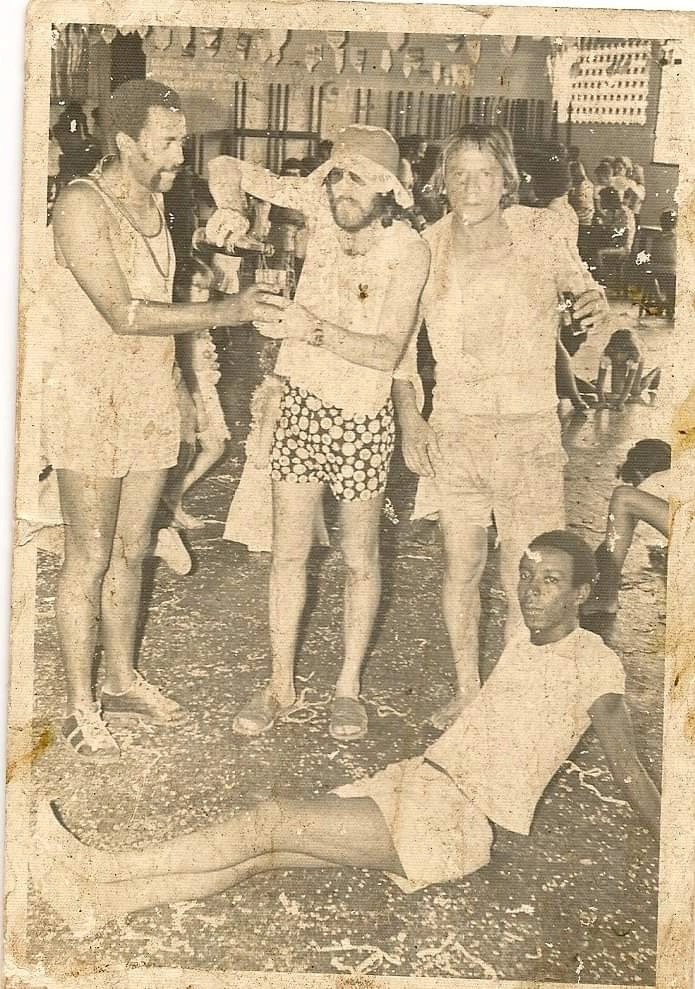 Baile de Carnaval animado na década de 1970 na quadra do CEPSAM (Colégio Estadual Professor Salatiel de Almeida), em Muzambinho. Os dois primeiros, da esquerda para a direita, são Camila e Édson Dino. Foto: Reprodução