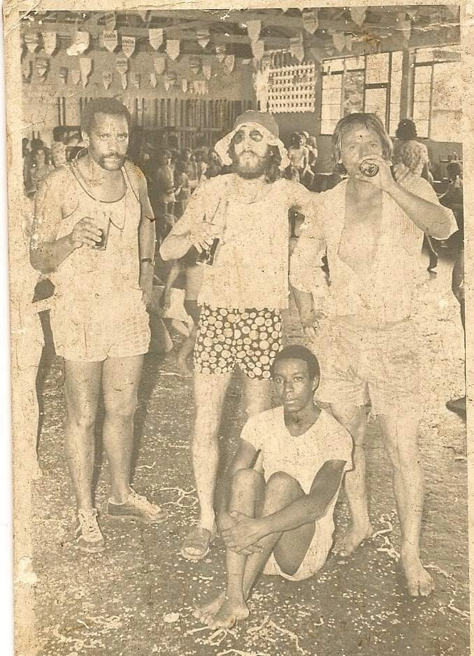 Baile de Carnaval animado na década de 1970 na quadra do CEPSAM (Colégio Estadual Professor Salatiel de Almeida), em Muzambinho. Os dois primeiros, da esquerda para a direita, são Camila e Édson Dino. Foto: Reprodução