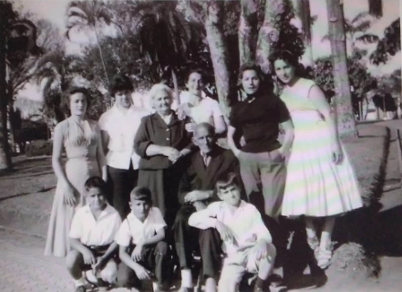 Muzambinhenses no começo dos anos 60. Em pé, da esquerda para a direita: Tereza, Mirtes, Vó Nuncia, Ivone Magnoni, Marlene e Marly, Sentado está o Vô Alexandre. Agachados: Bragão, Braguinha e Cláudio Portugal. Foto: arquivo pessoal de Cláudio Portugal