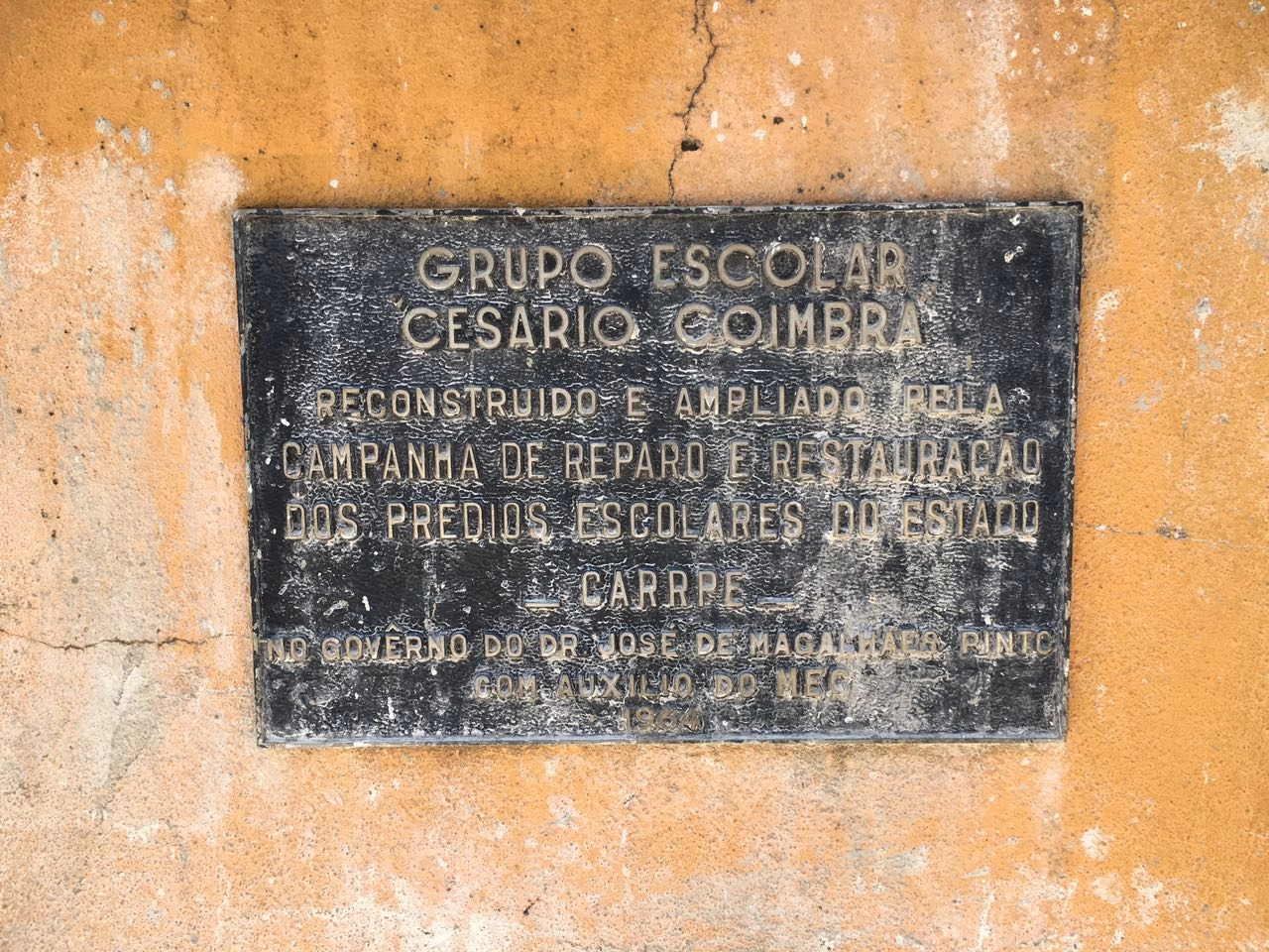 Placa alusiva à reconstrução do Grupo Escolas Cesario Coimbra, em Muzambinho-MG. Foto enviada por André Natan