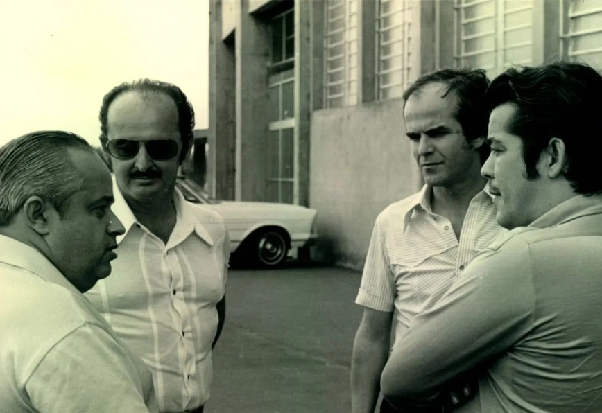 Daltro Menezes e Rubens Minelli ao lado de dois outros integrantes da comissão técnica do Sport Club Internacional, na área externa do Beira-Rio. E o Galaxie branco ao fundo, de quem seria? Foto: Acervo Museu do Sport Club Internacional/Ruy Tedesco