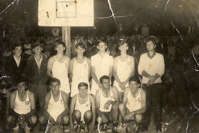 Acima, foto do dia 6 de novembro de 1968. O local é a quadra da escola Salatiel de Almeida. E o Muzambinho (MG), de João Mula, venceu a partida de basquete contra o São José do Rio Pardo (SP) por 62 a 61. Um jogão! Em pé: Doutor Ricardo Jacob de Macedo, Honorio Carli, Francisco Carlos Falcucci, Luiz Pinto da Silva, Nélio da Silva, Carlos Guilherme Prado (o Paulista) e o técnico Dauzer Agostinho Gaspar. Agachados: Claudio Magnoni Portugal (o Figo), Gaspar Bueno de Araújo, Carmo Antônio Martins de Oliveira, Álvaro Roberto Martins de Oliveira e João Batista Benetti (o João Mula)