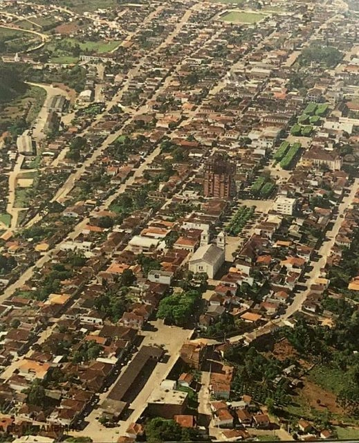 Vista aérea de Muzambinho integrante de calendário da cidade em 1992, enviada por Leandro Durante ao site soumaismuzambinho.com.br