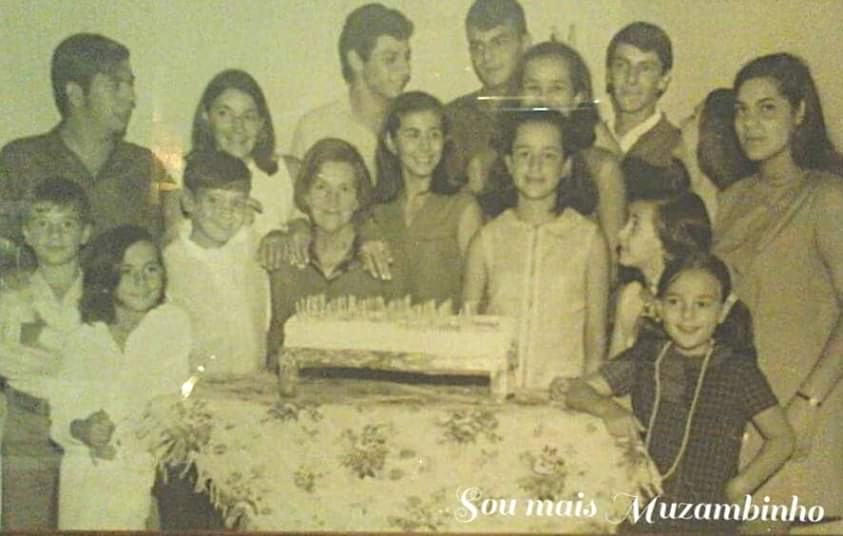 Muzambinhenses durante festa na casa da família Gaspar nos anos 60. O último rapaz atrás, à direita, é Ruy Cabeludo. Foto: soumaismuzambinho