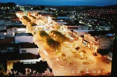 A Av. Dr. Américo Luz à noite, com suas frondosas árvores