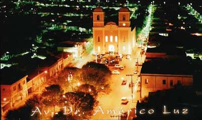 Imagem noturna da Av. Dr. Américo Luz com a bela igraja matriz