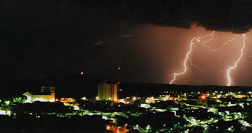 Do alto da cidade, próximo ao cemitério de Muzambinho, veja que linda imagem de uma noite chuvosa