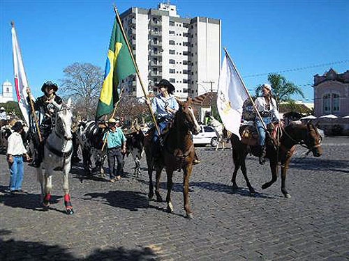 Lindas moças com as bandeiras de Minas Gerais, do Brasil e de Muzambinho