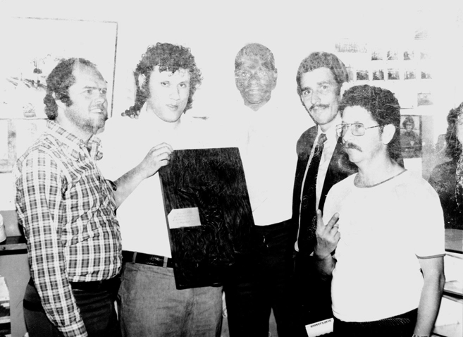 1975: O Professor William Peres Lemos, Milton Neves, prefeito Orivaldo Pereira e Glênio José Rondinelli homenageiam João do Pulo em Muzambinho-MG