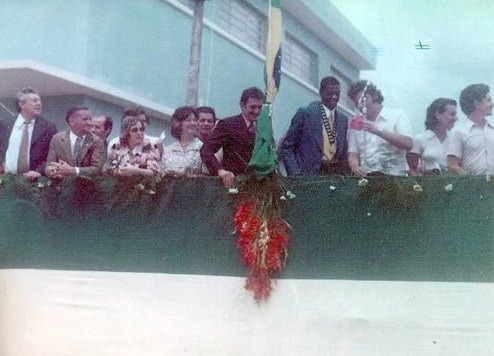 Esta foto foi tirada em 30 de outubro de 1975, em Muzambinho (MG). A cidade parou para receber João do Pulo, o herói dos 17,89 metros. Milton Neves apresentou o evento na praça ao lado do saudoso prefeito Orivaldo Pereira