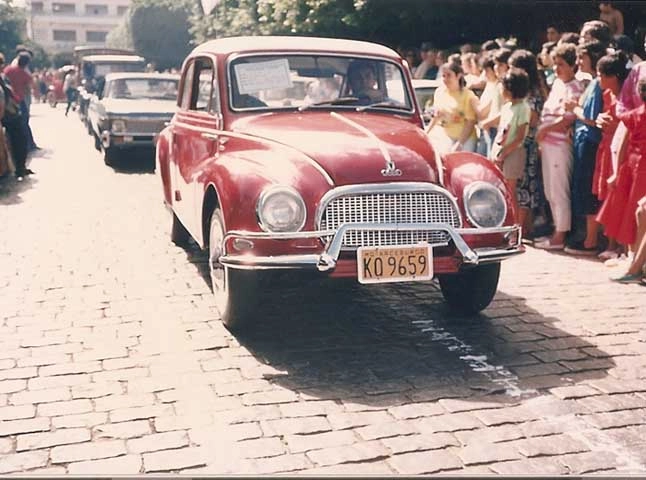 Esta é pra deixar o genial jornalista Flávio Gomes babando. No desfile de carros antigos pela Av.Dr. Américo Luz, em Muzambinho, a fumacinha azul e o inconfundível barulhinho do motor dois tempos deste DKW vermelho com capota branca, ano 1961 (placa da cidade mineira de Arceburgo) foi um dos principais destaques. Para combinar com o lindo carrinho, a avenida de paralelepípedos ficou perfeita. Flavinho tem 