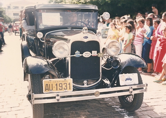 Outra raridade desfilando pela Avenida Dr. Américo Luz: um Ford 1931, conservadíssimo, com placas de Campinas-SP