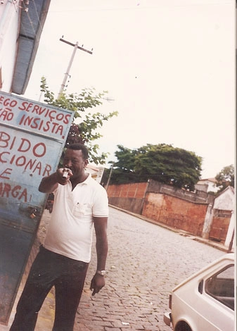 O saudoso e inesquecível Gustão, centroavante trombador da Ponte Preta da Barra Funda, de Muzambinho-MG. A foto foi tirada em frente à oficina de Benedito Dino, o 