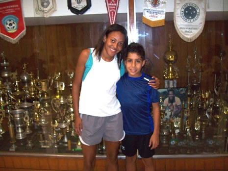 Patrick e Danielli, jogadora do Santos e da Seleção Brasileira feminina de futebol.