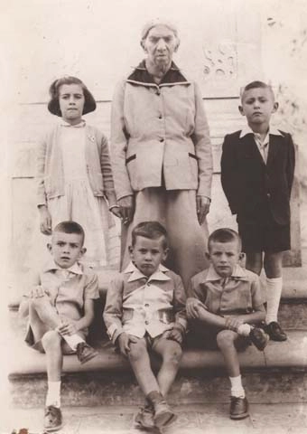 Em pé: a prima Beatriz, Vovó Beatriz e o irmão Homero. Sentados estão o primo Humberto (em 2010 prefeito da cidade de Monte Belo-MG), o emburrado Miltinho e Luís Carlos, o Caio, também primo. A foto é de 1955 e foi tirada no jardim da Praça dos Andradas, em Muzambinho-MG, diante do 