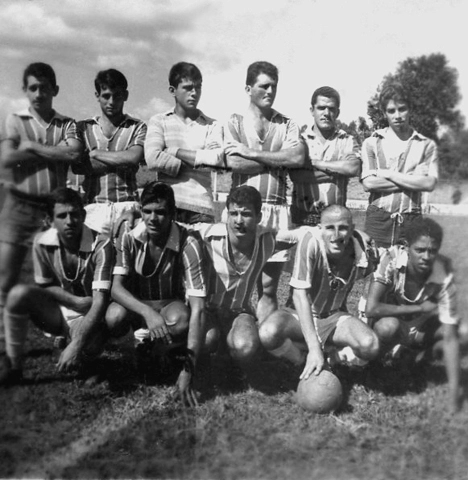 Time dos Amigos de Muzambinho. Em pé, da esquerda para a direita, o segundo é Gleninho, seguido por Paulo Guaraná (reserva de Paulo Pingaiada), Mixirica, o saudoso Biga e Carlinho Boca de Véia. Agachados. Jairo Paçoca, Pininho, jogador não identificado, o carequinha Édson Dino e Zé Sprita