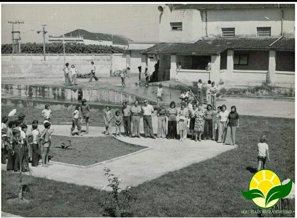 Área externa da Escola Estadual Salatiel de Almeida na década de 1970. Foto: soumaismuzambinho/Facebook