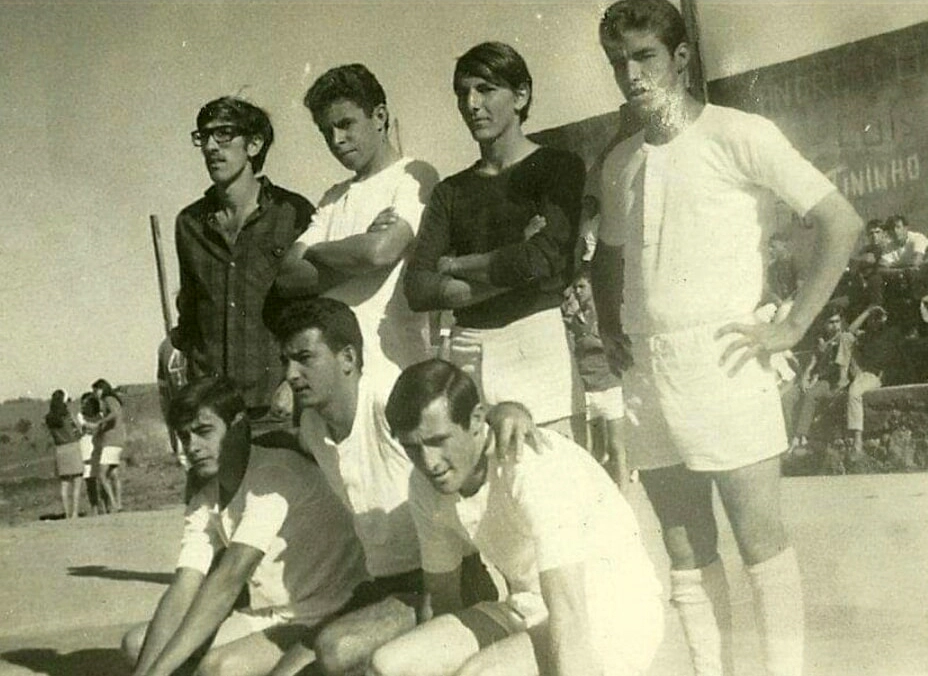 Time de Futebol de Salão de Muzambinho na década de 1960. Em pé, da esquerda para a direita: Édson Dino, Luiz Montanari, Rui Evilásio e Carlinhos; Agachados: Vanderlei, Braguinha, e Cesare. Foto: soumaismuzambinho/Facebook