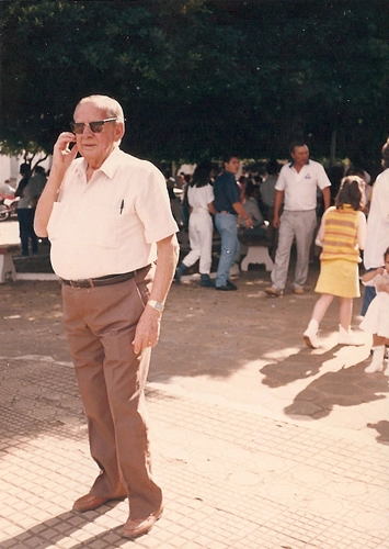 Coçando o rosto, o saudoso Geraldo Coimbra. Em 1963 apenas ele tinha aparelho de televisão em Muzambinho. Então, ele coloou sua Zenith com seus chuviscos na janela de sua casa, voltada para a rua. Nós, uns 200, vimos Santos 1 x 0 Milan, no Maracanã. Atrás, de camisa branca e calça cinza está Homero, irmão de Milton Neves