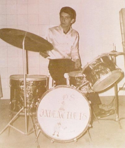 Muitos jovens de Muzambinho montaram bandas nos anos 60 e 70. Nesta imagem Roberto de Araújo, o Nenzinho, irmão de Carlinho Boca de Véia e José Antônio de Araújo (já falecido) um dos homens que revelou Milton Neves e Carlos Miguel de Araújo, o Carlinhos 