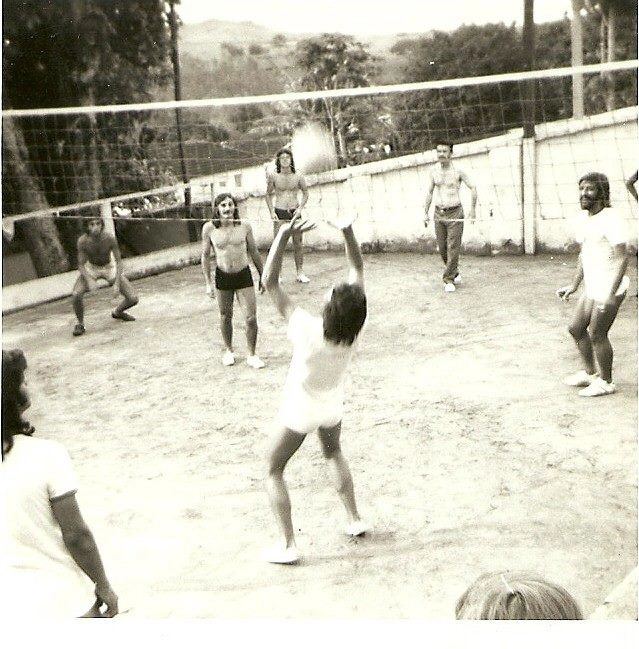 Em janeiro de 1974. Almírio José Borelli levanta a bola em uma animada disputa de vôlei no Salvador, com Gabriel, Iran, Sérgio Paoliello, Salvador e Nélio.