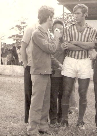 José Antônio de Araújo entrevistando o grande Bellini, em jogo amistoso em Muzambinho, no estádio Professor Antônio Milhão. Entre os dois está Benedito Dino, querido amigo de Milton Neves. E encoberto, atrás de José Antônio de Araújo, está Régis Policarpo Dias, o Rato