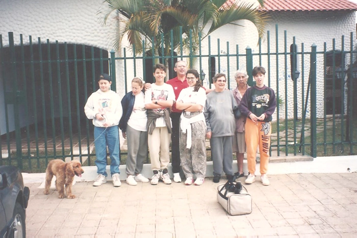 De fronte à casa de Milton Neves na cidade mineira de Muzambinho. O saudoso cachorro Cookie, Fábio Lucas Neves, Ruth Kalef, Kalef, Juliana Kalef, dona Carmen (mãe de Milton Neves), Antonia Carlos Fernandes Neves (tia-mãe de Milton Neves) e Raquel, filha de Edson e Sandra Dino, cunhados de Milton Neves